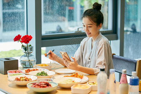 青年美女在汤泉馆美食区吃饭背景图片