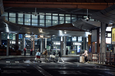 行走的人们城市夜晚机场行走穿梭的人们背景