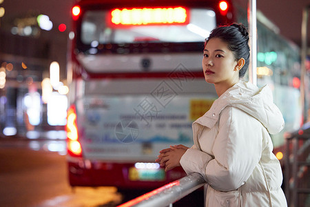 冬季旅行人物美女夜间出行等待公交车到来背景