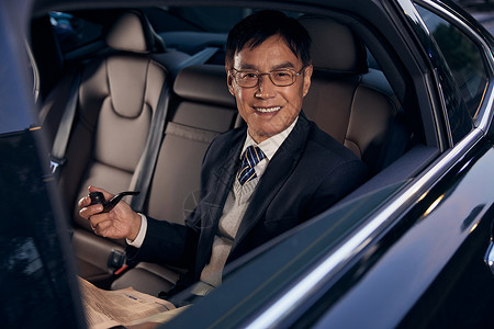 汽车公司画册公司老板坐在轿车里面对镜头微笑背景
