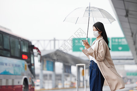 疫情期间戴口罩等车的女性背景图片