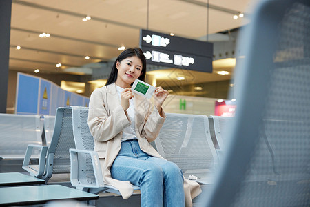 手拿机票等待登机的女性背景图片
