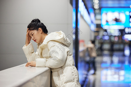 晚点机场检票口烦恼的女性背景