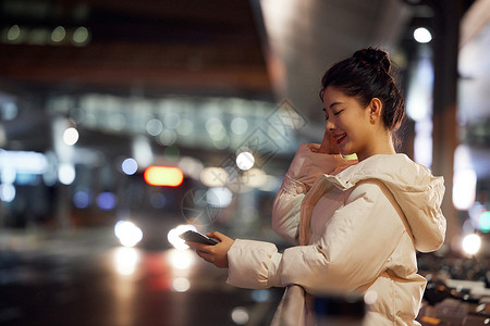 美女夜间出行拿手机打电话图片