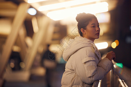 美女夜间出行在桥上看路面景色高清图片