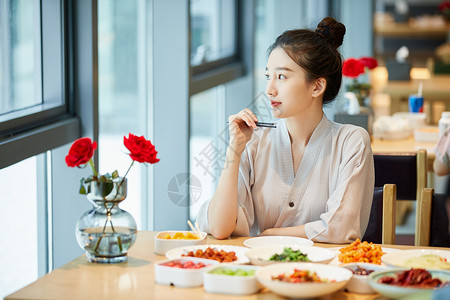 青年美女在汤泉馆美食区吃饭背景图片