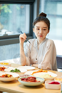 青年美女在汤泉馆美食区吃饭背景图片