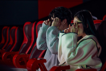 青年情侣戴3D眼镜电影院约会图片