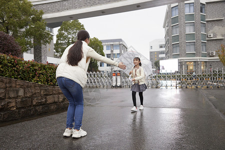 撑伞的孩子下雨天妈妈接女儿放学背景