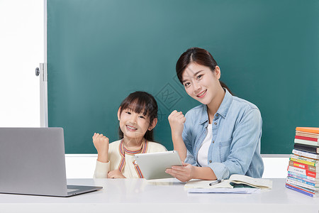 儿童加油教育宣传画册整套妈妈陪伴女儿远程教育加油手势背景