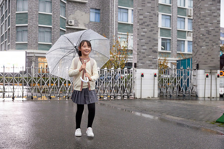 下雨天小女孩放学图片