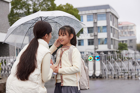 接送上学下雨天妈妈送女儿上学背景