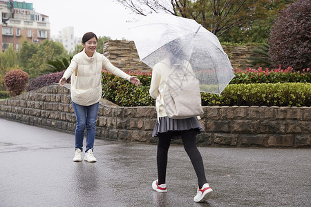 两个人撑伞纯下雨天妈妈接女儿放学背景