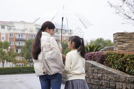 接送上学下雨天妈妈接女儿放学背景