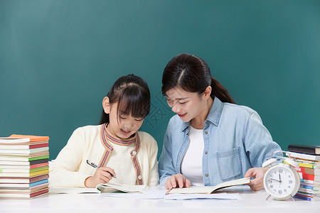 教育补习班海报妈妈辅导女儿家庭教育学习背景