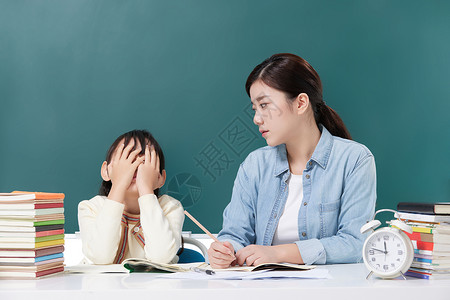 培训补习班妈妈辅导训斥教育厌学的女儿背景