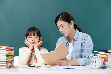 妈妈辅导训斥教育厌学的女儿背景图片
