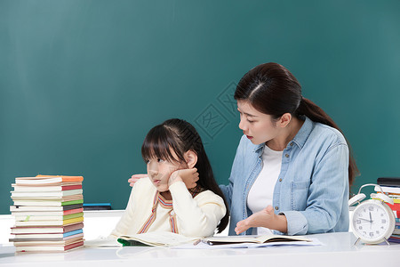 妈妈辅导训斥教育厌学的女儿图片