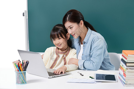 小孩平板电脑妈妈陪伴女儿远程教育学习背景