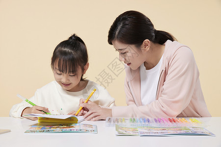 卡通帮助母女相伴涂卡通水彩画背景