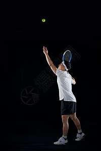 黑暗中的阳光网球运动员打球形象背景