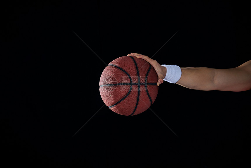 打篮球的手部特写图片