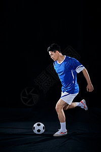 踢足球的年轻人高清图片