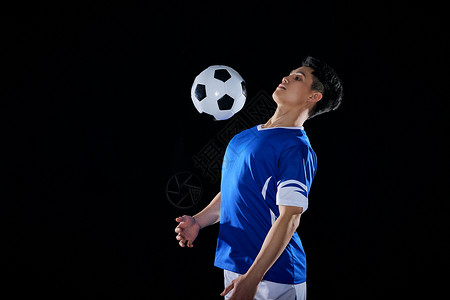 踢足球的年轻人高清图片