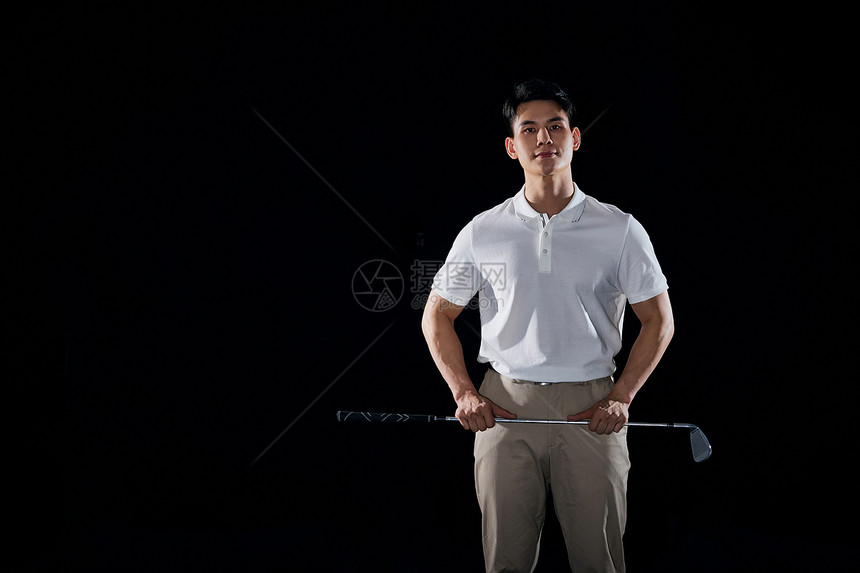 打高尔夫的男性形象图片