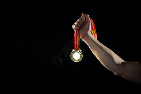 白色运动员弹跳手拿冠军奖牌特写背景