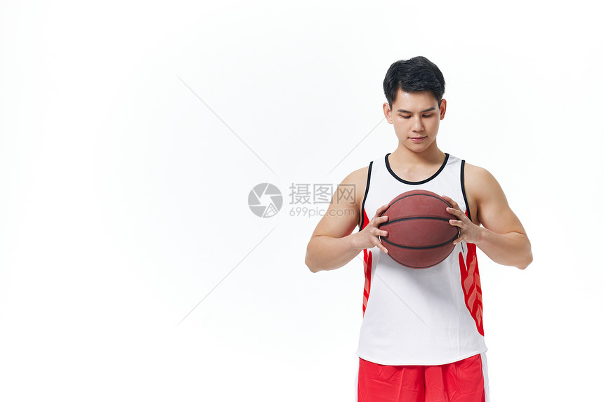 打篮球的男性形象图片