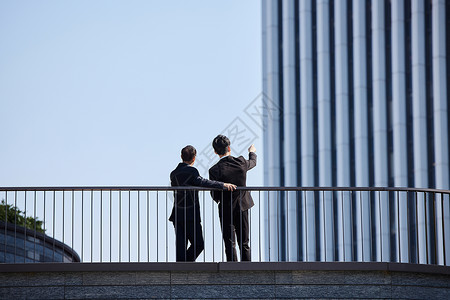 商务团队背影站在高楼前的商务人士背影背景