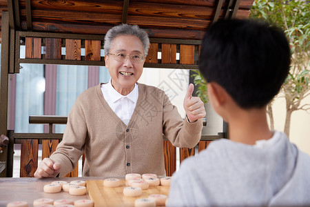 中国老头爷爷户外教孙子拉二胡背景