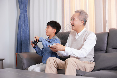 爷孙俩在打游戏祖孙在客厅玩游戏背景