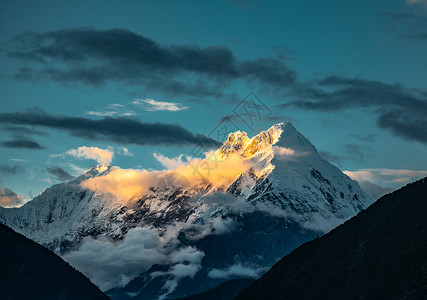 南迦巴瓦雪山云南南迦巴瓦峰日照金山背景