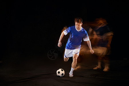踢足球男性运动轨迹高清图片