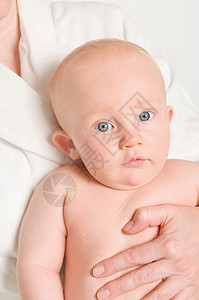 婴儿被环抱的肖像图片
