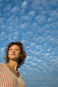 蓝色天空下的女人图片