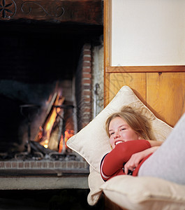 女孩在壁炉前取暖图片