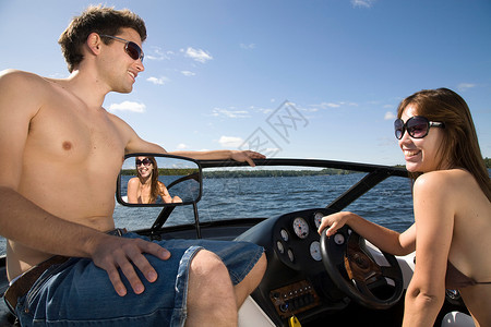 快艇上的年轻情侣图片