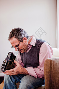 男人使用相机背景图片