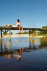 情侣坐在小木桥上图片