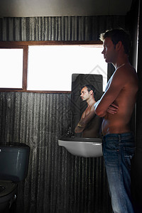 男人站在卫生间里图片