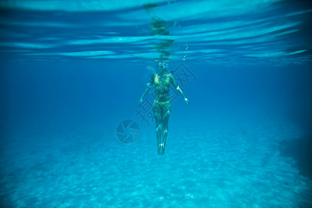 水下游泳的妇女图片
