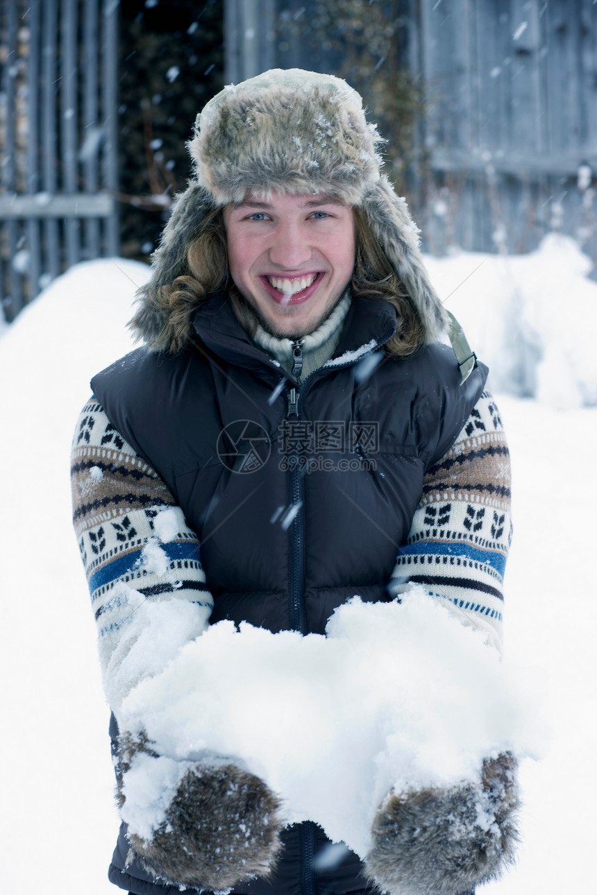 在雪中微笑的年轻人图片
