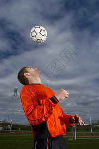 足球运动员顶球背景图片