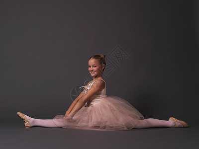 芭蕾舞小演员劈叉背景图片