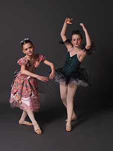 两个芭蕾舞儿童演员的姿势图片