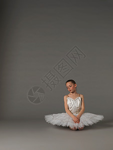 穿着白色礼服的芭蕾舞女孩图片