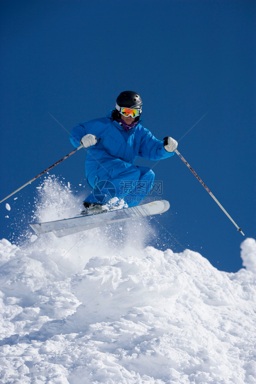 穿蓝色滑雪服的男人图片